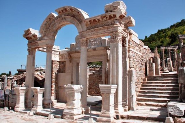 エフェソス遺跡　ハドリアヌス神殿