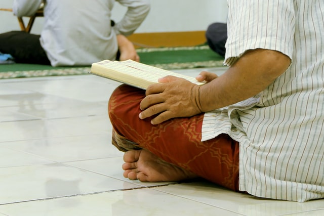 本を読むイスラム教徒
