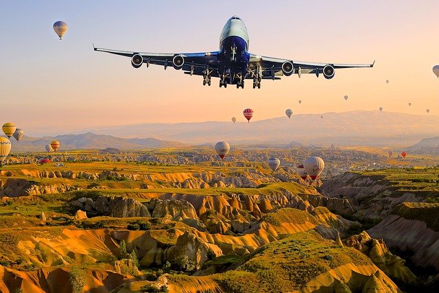 トルコ気球と飛行機